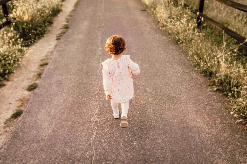 Des vêtements bébé adaptés pour faciliter la marche